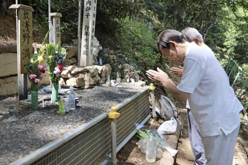 兄潤一さんの墓標に手を合わせる浅野敏行さん＝２０２４年８月３日、群馬県上野村