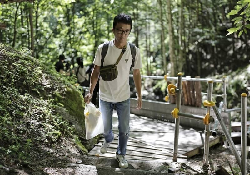 慰霊登山する小林隼也さん