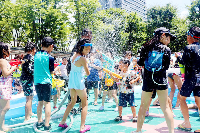 大人も子どももずぶぬれで楽しむ「水かけまつり」＝2日午前、さいたま新都心けやきひろば