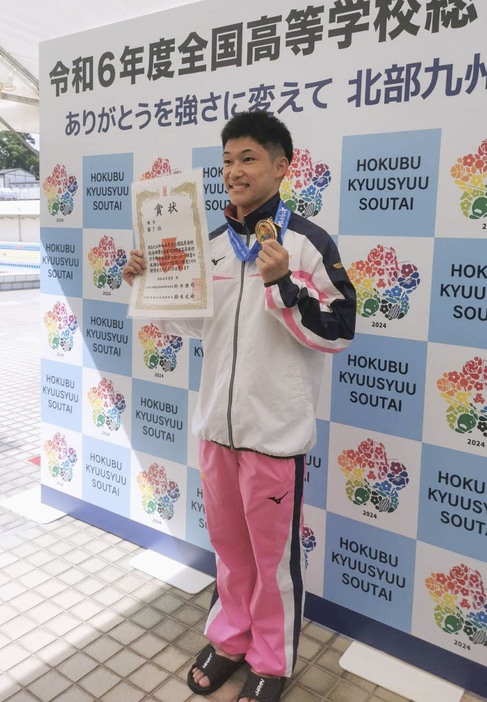 男子高飛び込みで優勝した須磨学園・玉井陸斗＝別府市営青山プール