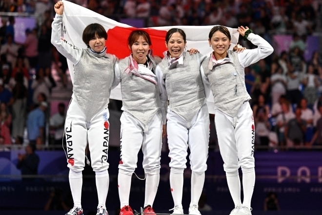 ３位決定戦を１点差で制した日本女子代表。フェンシング女子では史上初のメダル獲得となった。(C)REUTERS/AFLO