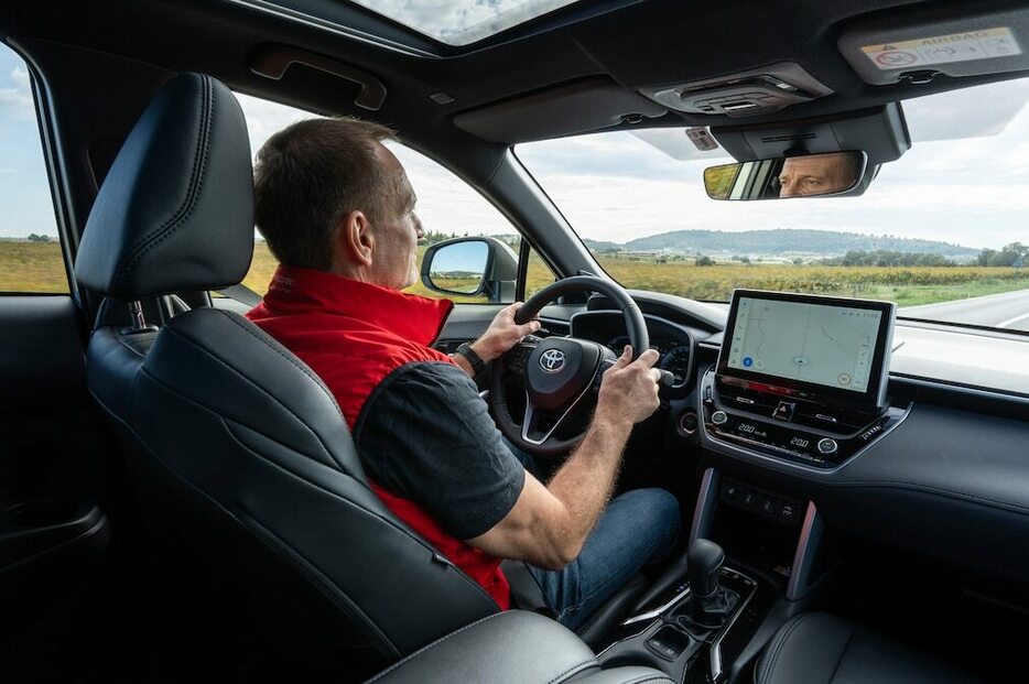 内燃エンジンと電動モーターの切り替えは素早く、感知できないほどだ。 Photo: Christoph Börries / AUTO BILD