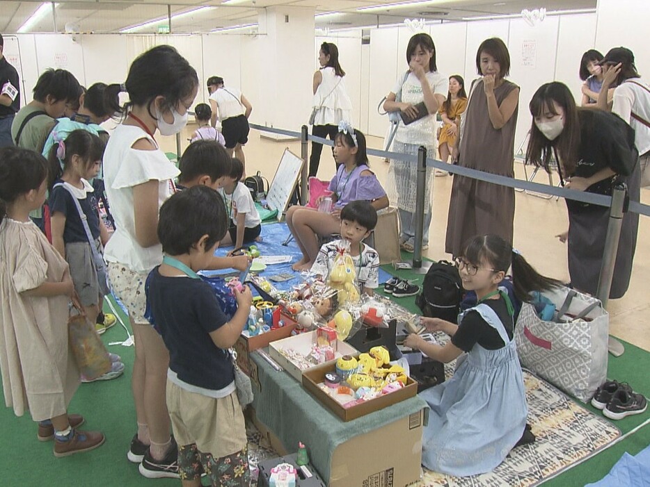 名古屋市千種区の星ヶ丘三越で開かれた子供のフリーマーケット