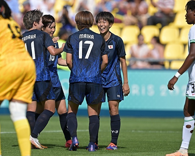 浜野（17番）に誕生日を祝福された植木。写真：金子拓弥(サッカーダイジェスト写真部／JMPA代表撮影)