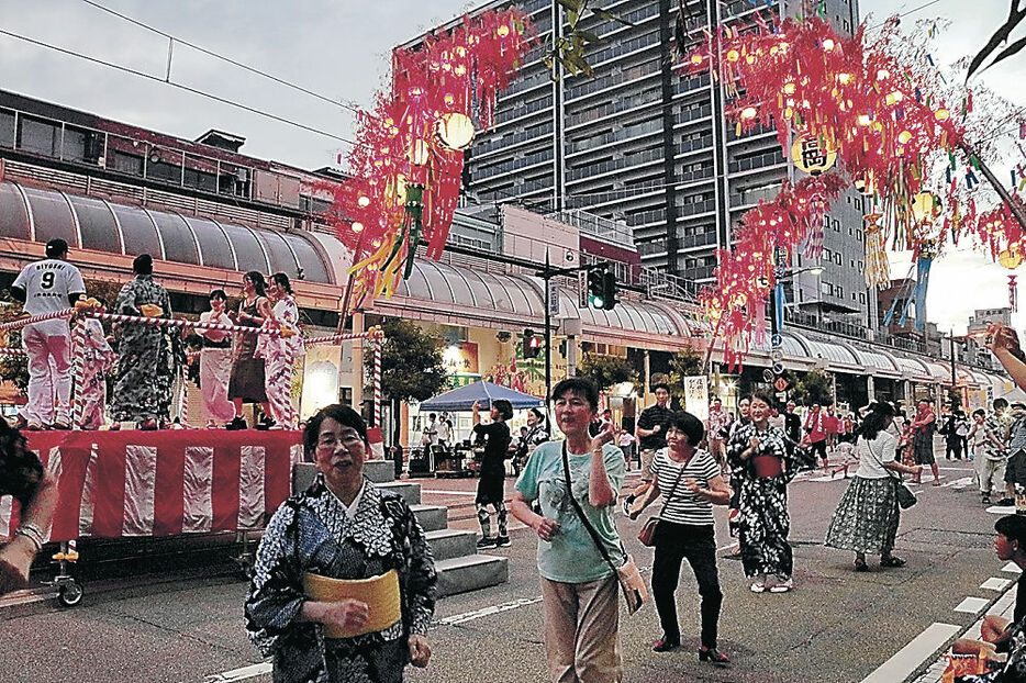 歩行者天国で輪踊りを楽しむ来場者＝高岡市末広町