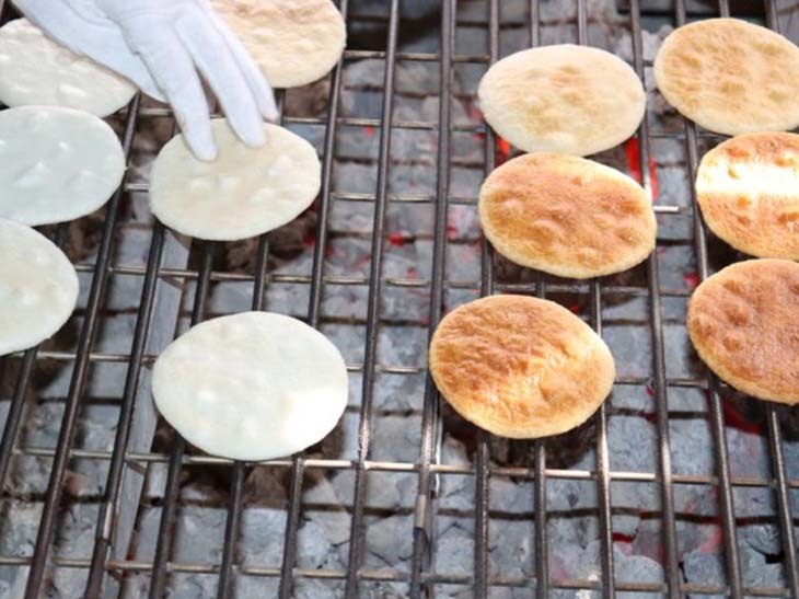 手焼きで作る『柏屋米菓手焼本舖』のせんべい