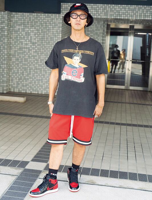 ショーツ＝フィア オブ ゴッド　Tシャツ＝古着　スニーカー＝ジョーダン ブランド　サングラス＝イナリ