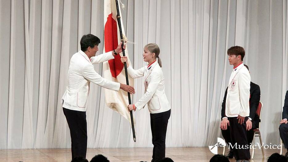 団旗を返還する江村美咲＆半井重幸