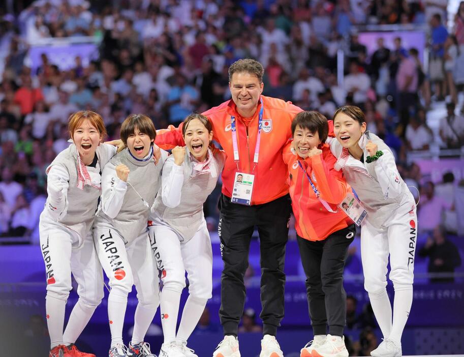 　ボアダンヘッドコーチ（右から３人目）と菅原コーチ（同２人目）を囲むフェンシング女子フルーレ団の日本代表