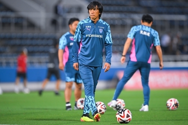 横浜FCでコーチを務める中村氏。写真：金子拓弥（サッカーダイジェスト写真部）