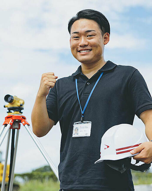 秋田県職員として農地の整備などに携わる菊地さん（県提供）