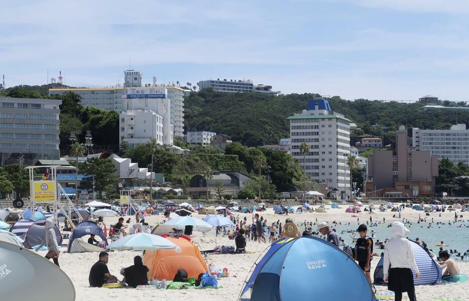 海水浴客でにぎわう和歌山県白浜町の白良浜＝7月