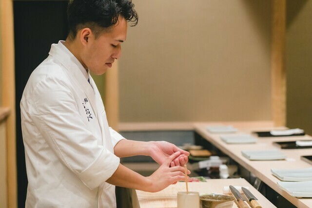 「鮨おおが東山」の大将を務める酒井さん