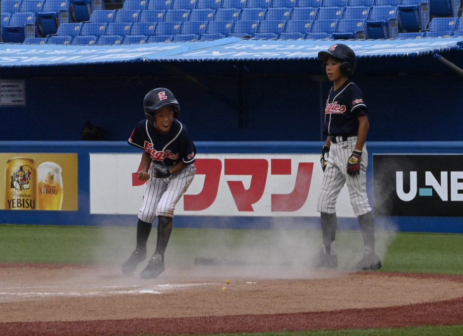 サヨナラのホームを踏み歓喜する平戸イーグルスの横地（19日、神宮球場＝野村春輝撮影）