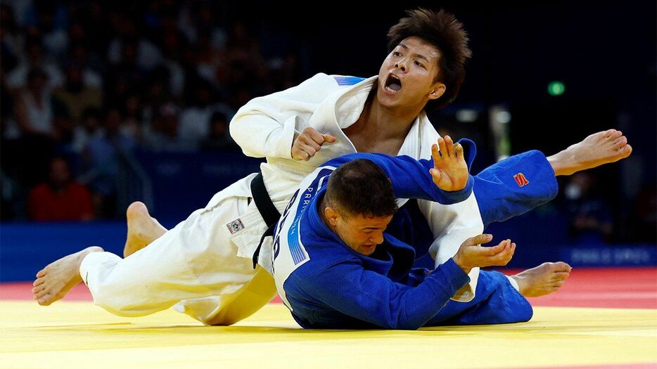 パリ五輪の柔道男子66キロ級の決勝で技を決める阿部一二三選手（ロイター）