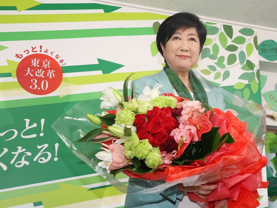 都知事選3選を決め、花束を手にする小池百合子氏（時事）