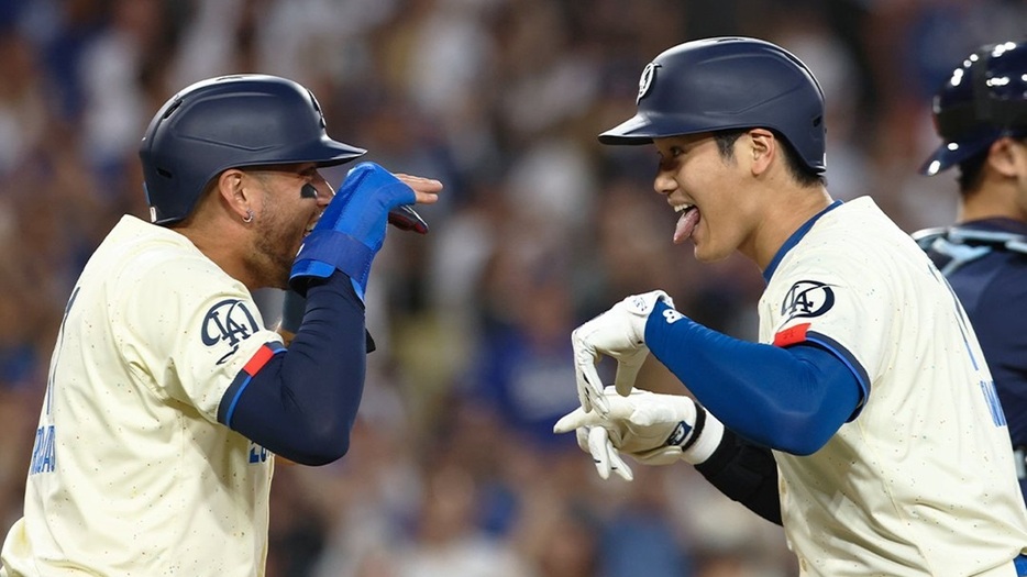 5回裏に逆転の41号2ランを放ったドジャースの大谷翔平（右）（MLB Advanced Media）