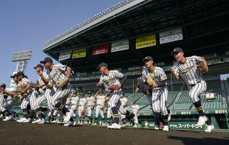 夏の大会では5年ぶりとなる甲子園練習で、グラウンドに駆け出す白樺学園ナイン