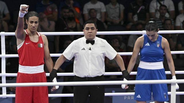 左：ボクシング女子66キロ級アルジェリア代表のエイマヌン・ハリフ選手(写真：アフロ)