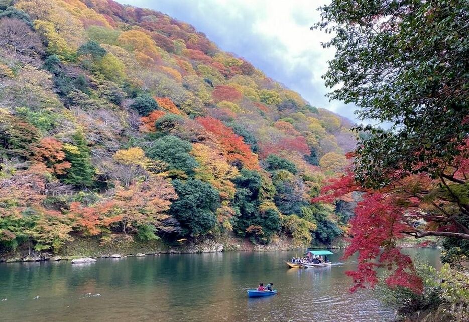 天皇も愛でた錦秋の嵐山。この風景は数々の和歌に詠まれた（撮影・筆者以下同）