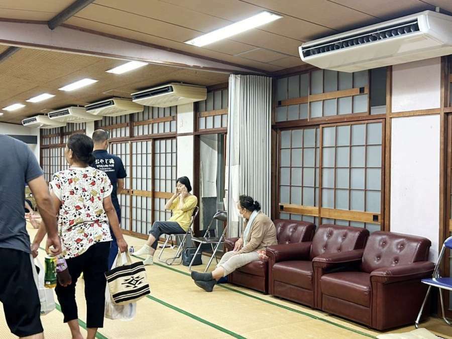 エアコンの効いた部屋で暑さをしのぐ人たち＝３１日、枕崎市千代田町の市民会館