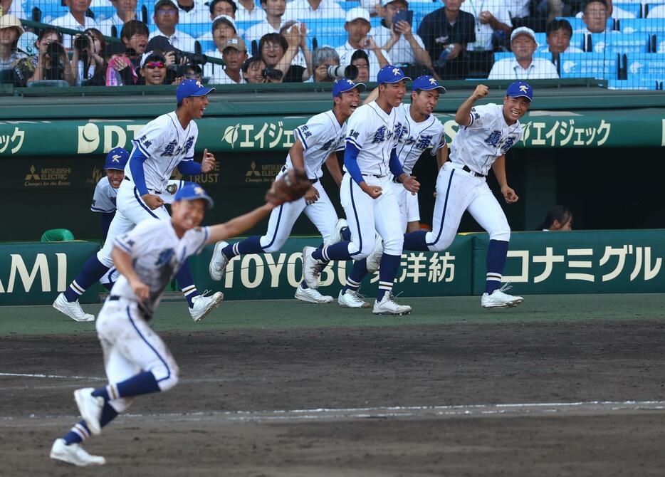 　智弁和歌山に勝利しベンチを飛び出す霞ケ浦ナイン（撮影・山口登）