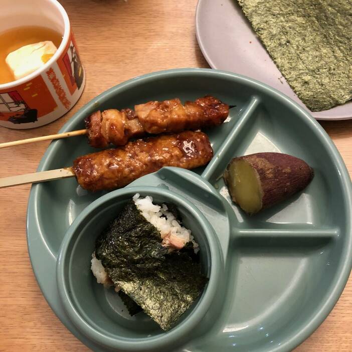 我が家のある日の夜ご飯。息子はおにぎりを自分で握るのが好きです(食べかけ写真で失礼します)。焼き鳥はお惣菜、副菜は焼き芋、お味噌汁は前日の残り物を活用。