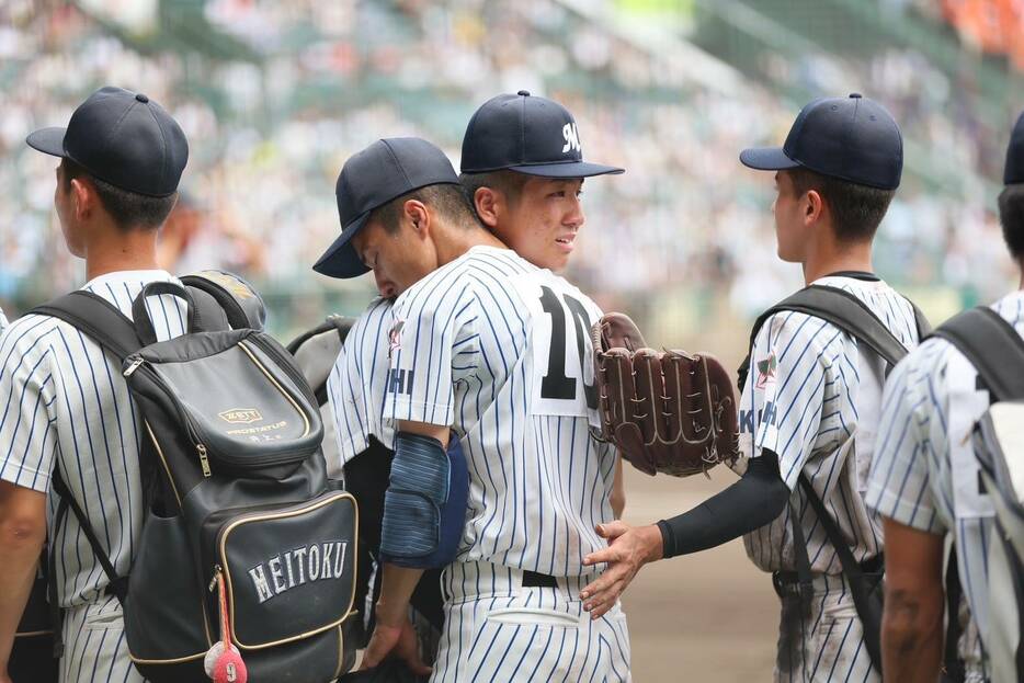 敗戦に肩を落とす明徳義塾の選手たち