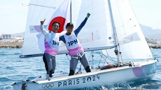 銀メダル獲得の岡田奎樹選手、吉岡美帆選手（写真:ロイター/アフロ）