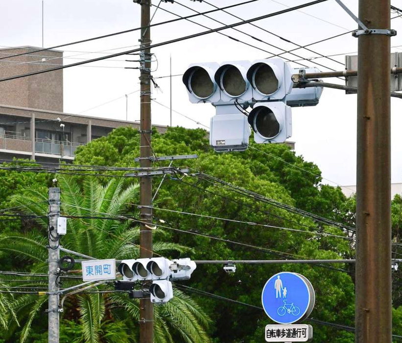 停電で点灯していない信号機＝２９日午前１０時５５分、鹿児島市東開町