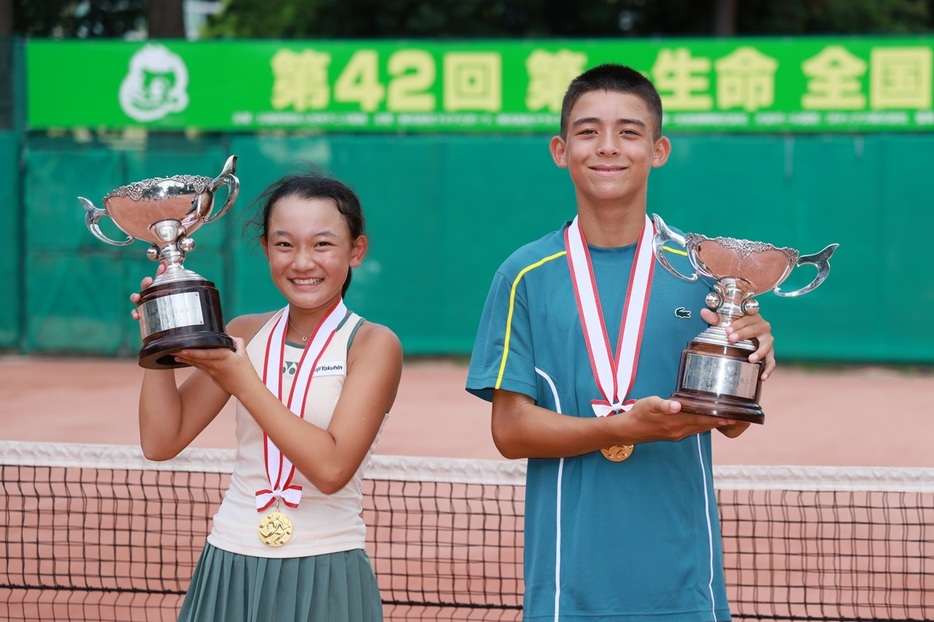 「第42回第一生命全国小学生テニス選手権大会」（東京・武蔵野ローンテニスクラブ、第一生命相娯園テニスコート）で優勝を飾ったオトリエ龍馬（神奈川／川崎市立犬蔵小学校6年：右）と岩佐綾香（東京／立教女学院小学校6年）（写真提供◎公益財団法人日本テニス協会、撮影◎眞野博正）