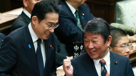 岸田首相と幹事長の茂木氏（写真：時事）