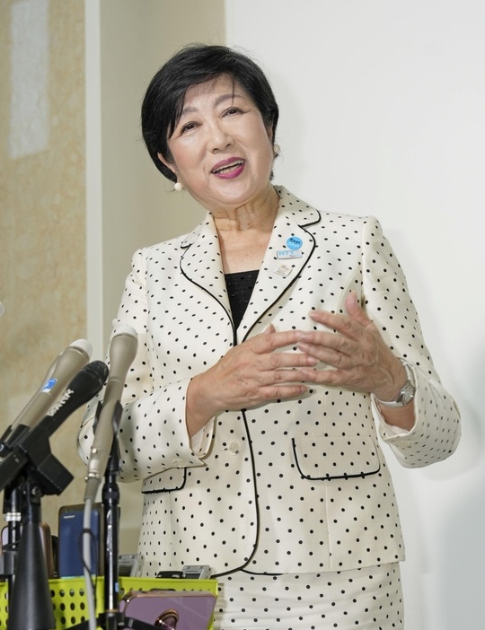 7月、取材に応じる東京都の小池百合子知事