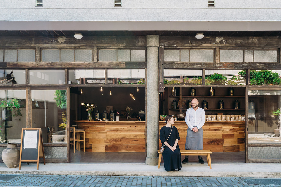 津和野のメインストリート、本町通りに店を構える。間口は広く開放的で、店主夫妻は通りかかる街の人や学校帰りの子どもたちとも気軽に挨拶を交わす。