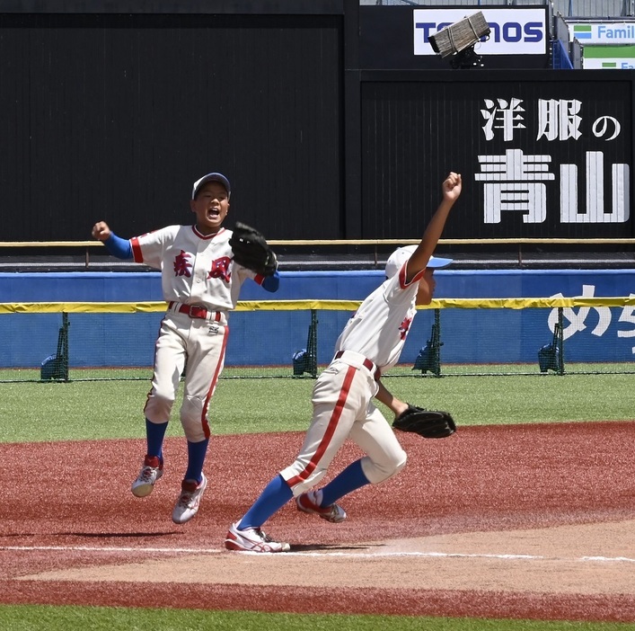 北ナニワハヤテタイガースの山川（右）が三飛を捕ってゲームセット、左は遊撃手の山口（20日、神宮球場＝浅水優佳撮影）