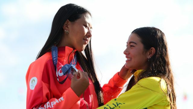 スケートボード女子パークで銀メダルを獲得した開心那選手と金メダルを獲得したアリサ・トルー選手(写真:長田洋平/アフロスポーツ)