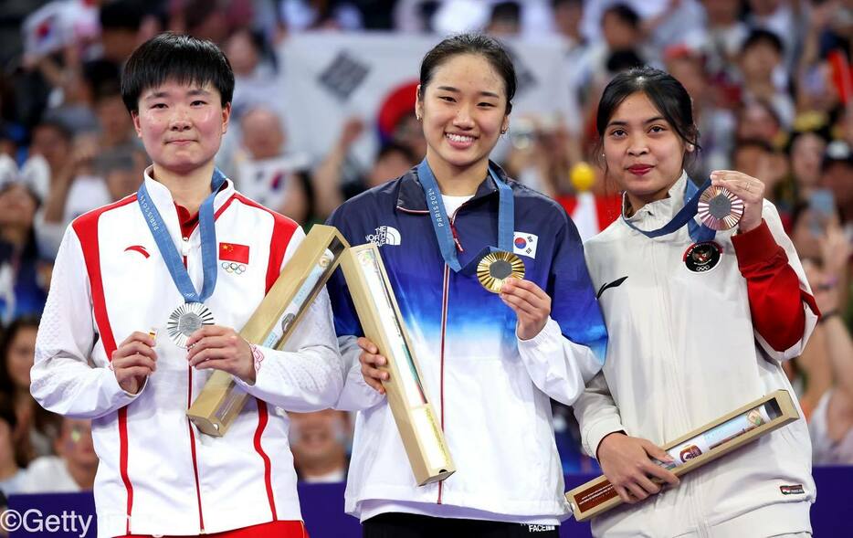 女子シングルスの表彰台に立った3選手。アン・セヨン（中央）は貫禄のV。何冰嬌（左）はキャリアハイとなる五輪銀メダルを獲得した。銅メダルのグレゴリア・マリスカ・トゥンジュンは、インドネシアにとって2008年北京五輪以来となる、同種目でのメダル獲得となった