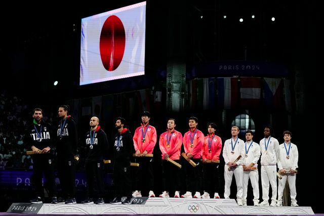 最終日金メダルで日本フェンシング陣の快挙ラッシュを飾った男子フルーレ団体(写真：AP/アフロ)