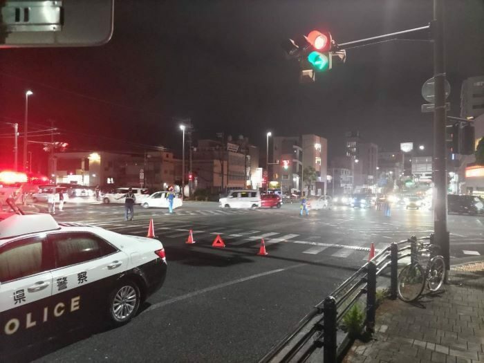 交通規制の影響で多くの車が渋滞する十字路=18日午後9時40分ごろ、沖縄市胡屋