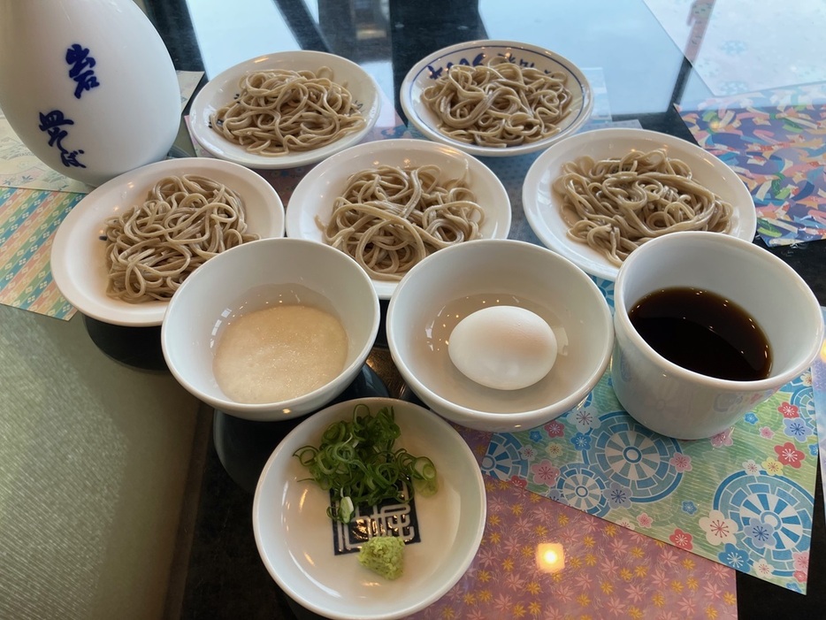 これが出石蕎麦。のどから鼻に抜ける蕎麦の香りに箸が止まらなくなる。