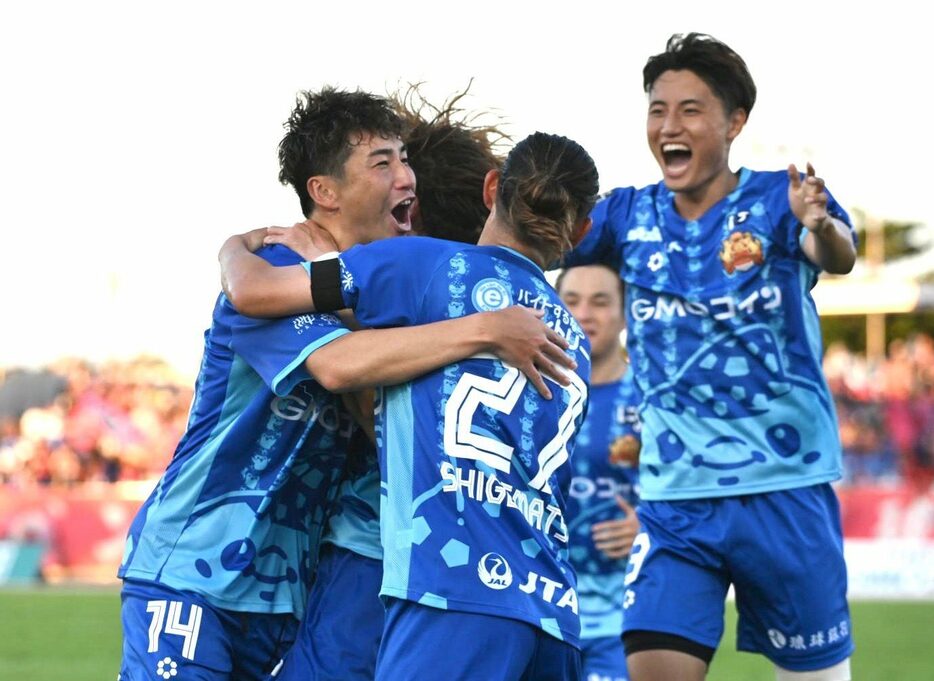 FC琉球―ガイナーレ鳥取  前半、先制点を決め喜ぶ琉球の鈴木順也（左）＝31日、沖縄市のタピック県総ひやごんスタジアム（喜瀨守昭撮影）