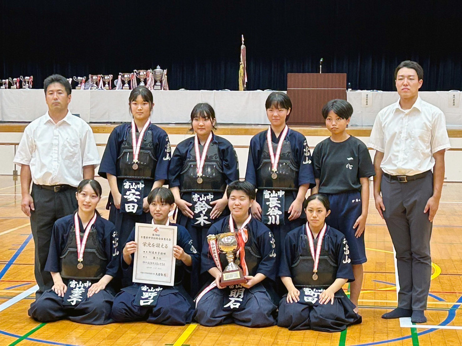 富山女子の選手ら＝匝瑳