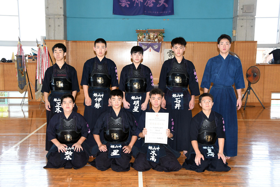 館山男子の選手ら＝館山