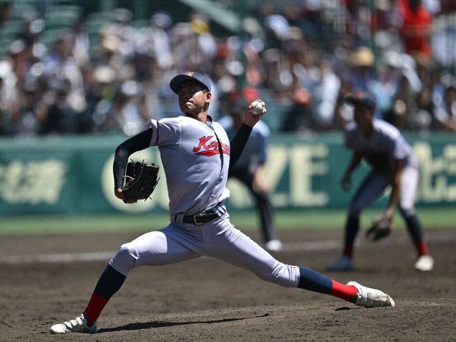 京都国際は、中崎と西村（写真）という2枚の左投手で最後まで守り勝った photograph by Hideki Sugiyama