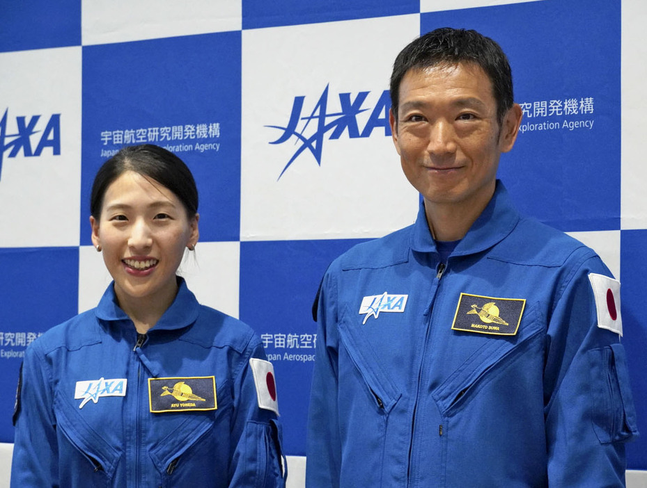 訓練後に取材に応じる宇宙飛行士候補の米田あゆさん（左）と諏訪理さん＝5日午後、東京都大田区