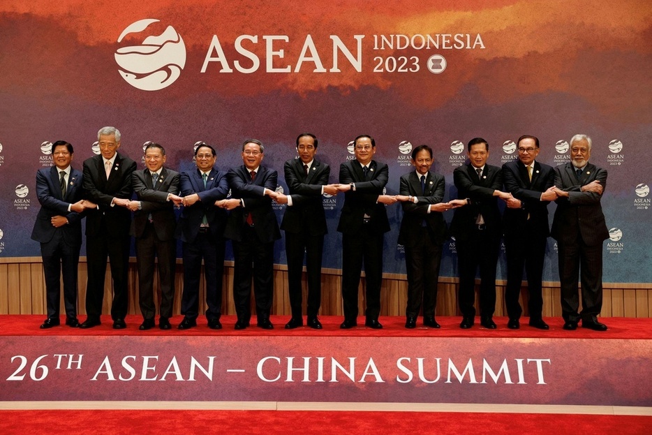 首脳会議に臨む東南アジア諸国連合（ASEAN）の各国首脳ら＝昨年9月、ジャカルタ（ロイター＝共同）