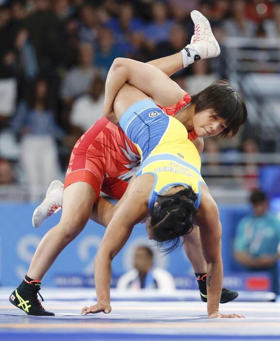 女子57キロ級準々決勝　エクアドル選手を攻める桜井つぐみ＝パリ（共同）