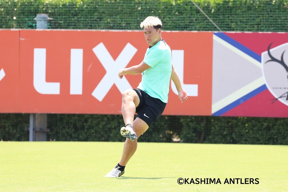 鹿島アントラーズのトレーニングを行なう関川郁万（写真◎KASHIMA ANTLERS）