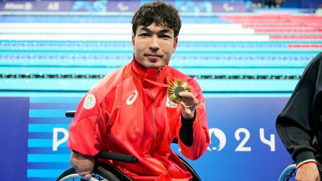 パラリンピックで日本人初のメダルを獲得した水泳の鈴木孝幸選手(写真：SportsPressJP/アフロ)