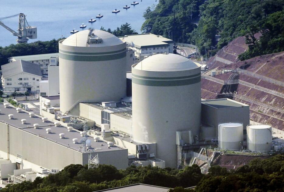 関西電力高浜原発の1号機（右）と2号機＝2023年、福井県高浜町